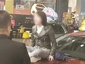 奔驰女吃瓜视频,网络热议背后的真相揭秘