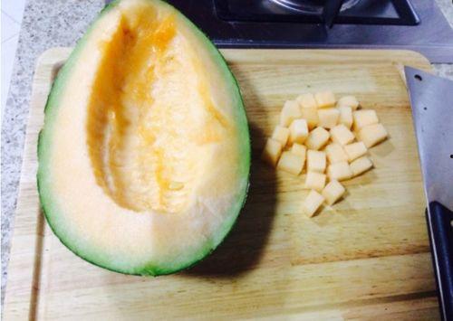 吃切块哈密瓜的视频