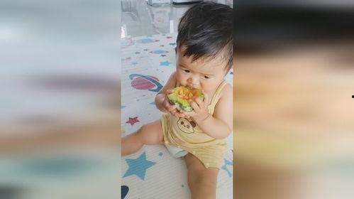 一岁半宝宝吃瓜视频,萌态十足萌化人心