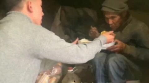 老人吃瓜突然暴毙视频,老人吃瓜意外暴毙，真相令人震惊