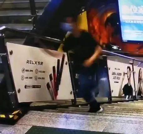 男子路过吃瓜拍视频被敲手机,男子吃瓜拍视频遭敲手机，一幕引发热议